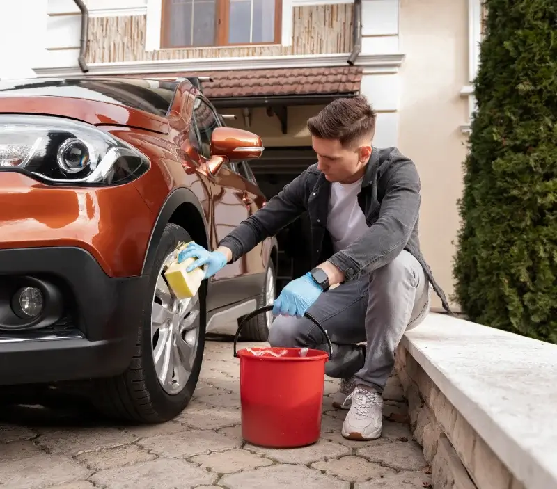 Lavage auto à domicile Baguer-Pican : professionnel intervenant sur un véhicule